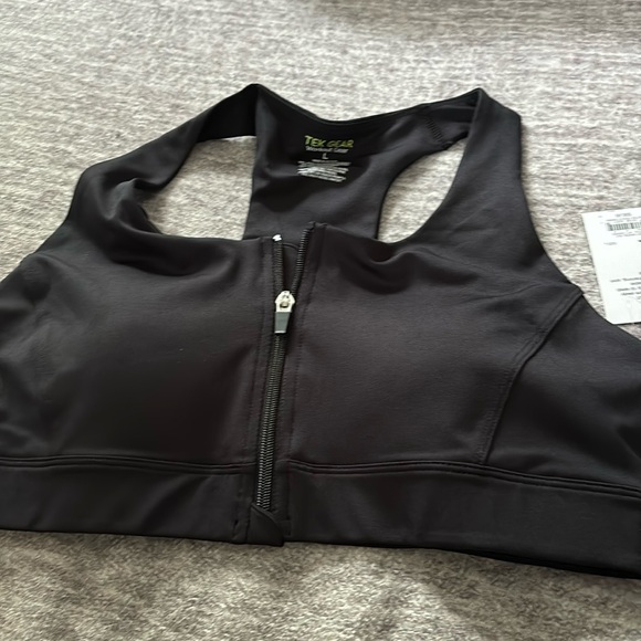 Zip up work out bra ✨New never worn

🌸bundle with other items and save!! - Picture 1 of 3
